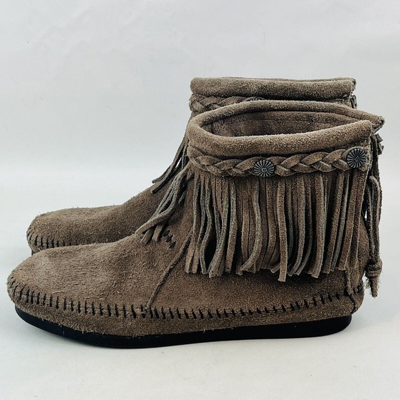 Womens 6 Minnetonka Moccasin Boots Gray Suede Fringe Back Zip High Top Medallion - Picture 4 of 8